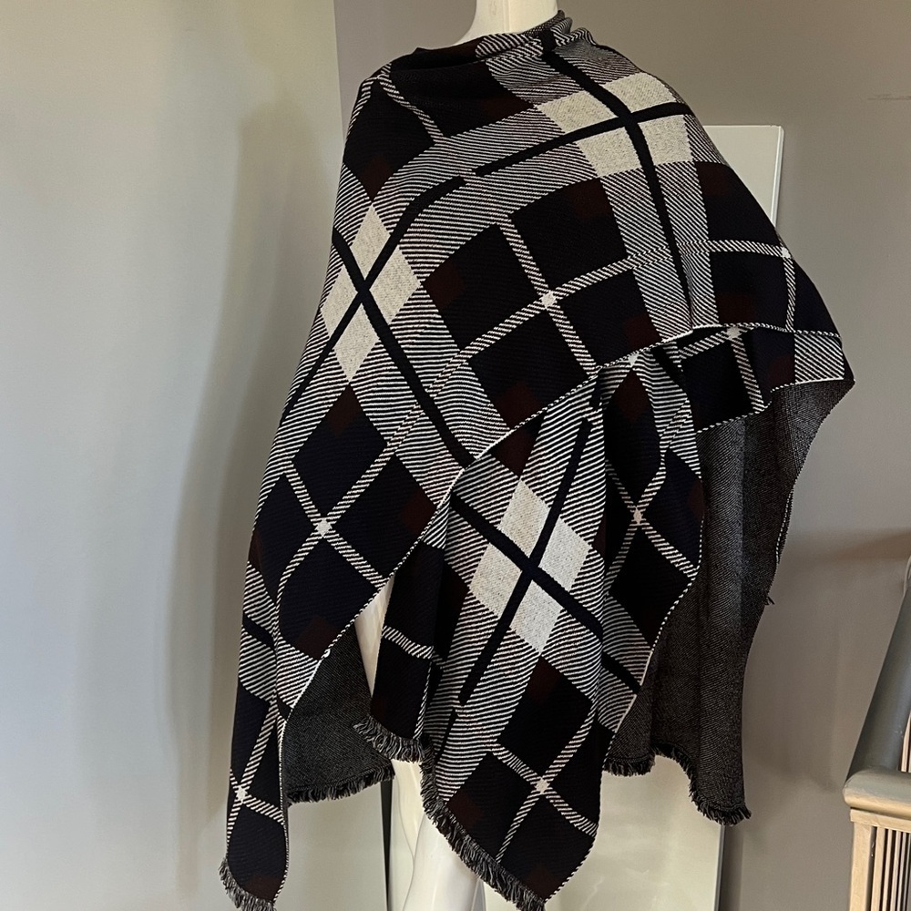 St John One Size Extra Large Knit Wrap Cape Poncho Shawl